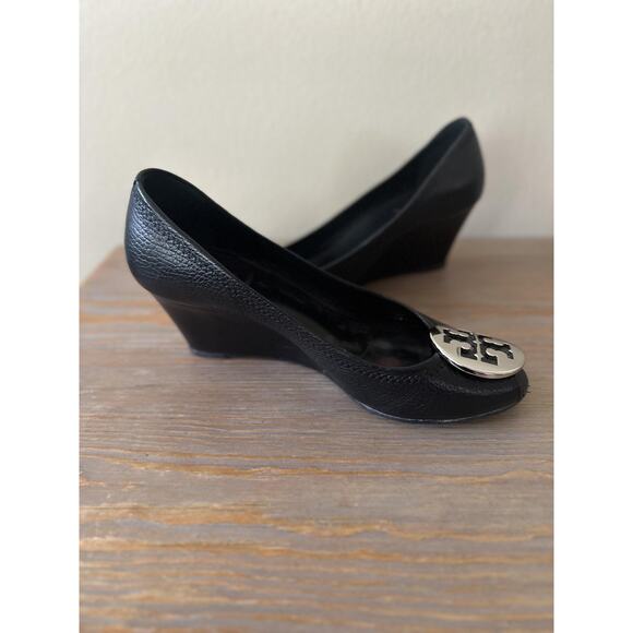 Tory Burch Wedge Shoes Womens 6 Black Pebbled Leather Peep Toe Logo Medallion - Picture 6 of 10